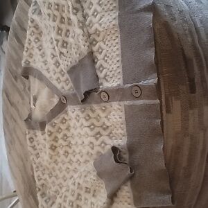 CUPCAKES &CASHMERE  Gray Sweater